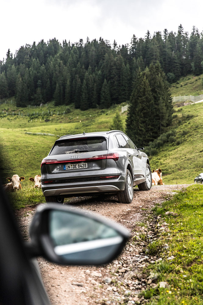 Audi e-tron fährt einen Berg hinauf