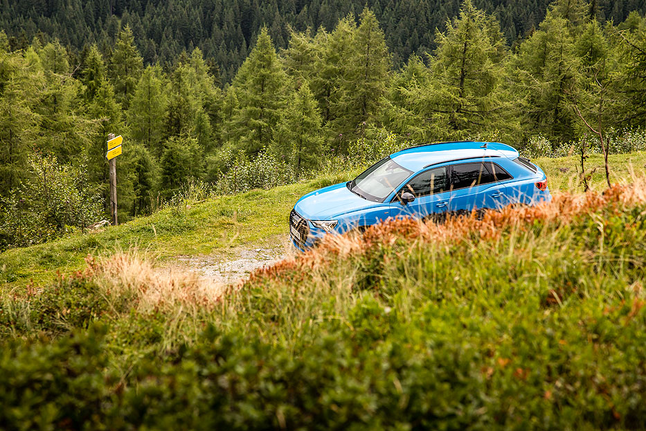 Blauer Audi Q3 in der Gegend von Schladming