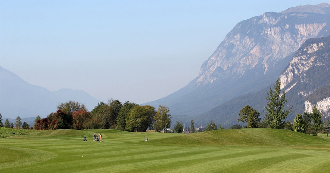 Golfanlage Schloss Finkenstein vor einer Bergkulisse