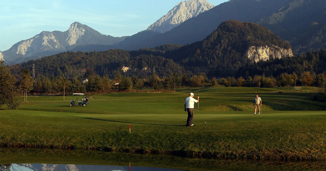 Golfanlage Schloss Finkenstein vor einer Bergkulisse
