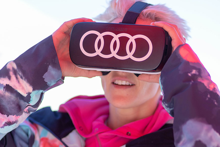 Frau verwendet eine Virtual Reality Brille