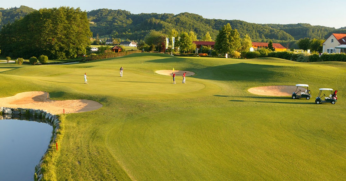 Menschen spielen Golf auf der Thermengolfanlage Loipersdorf