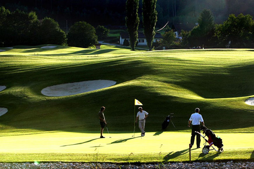 Menschen spielen Golf am Golf Club Bad Waltersdorf